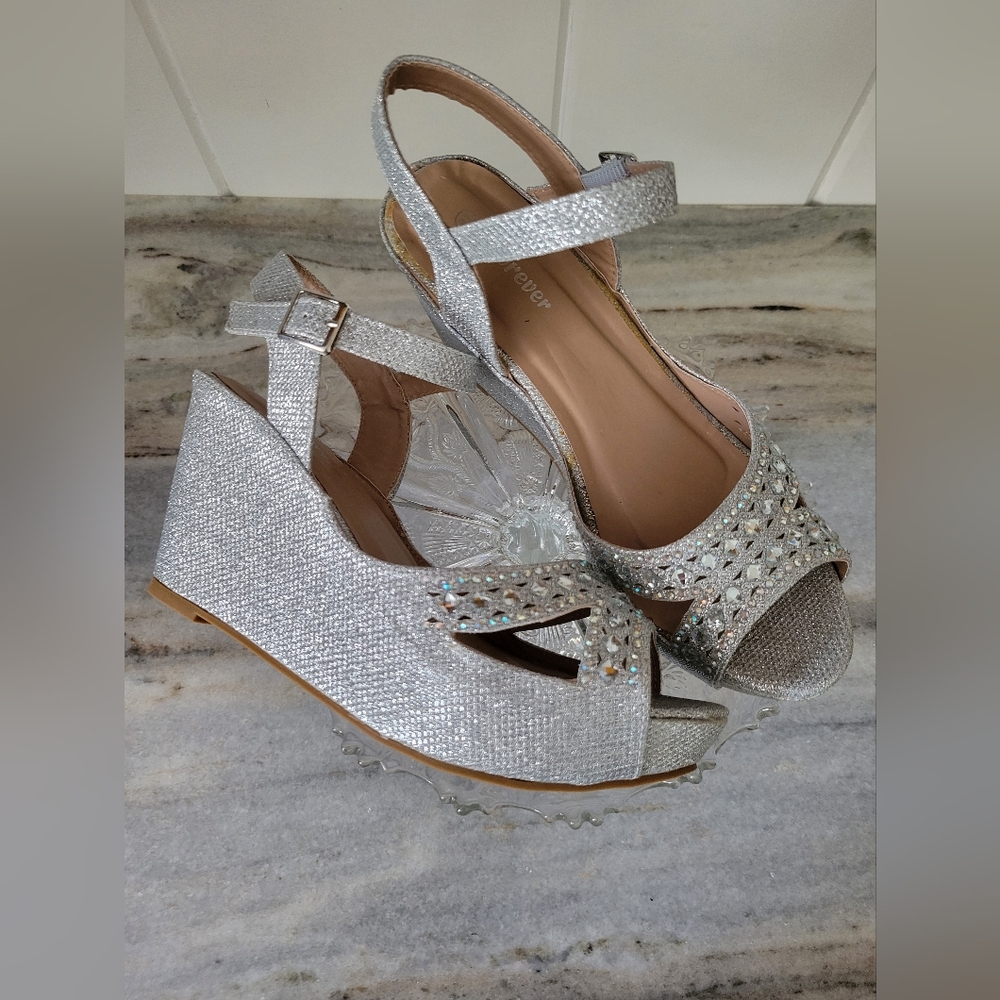 Fancy Silver Wedgie Platforms. Sz 8.5